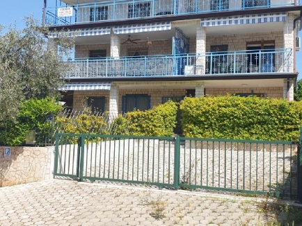 Umago Lovrečica, vendese un appartamento al piano terra di una casa di 69 mq con due camere da letto, giardino, parcheggio... (00164)